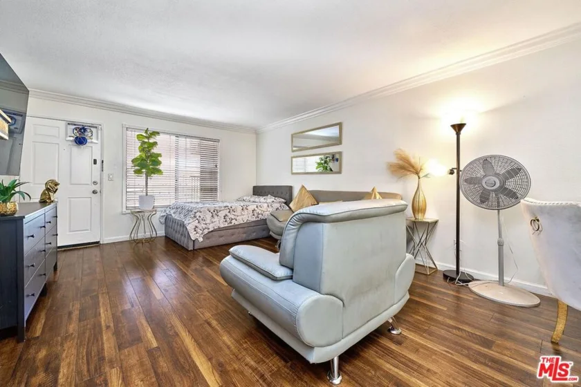7045 Woodley Avenue #110 photo 2