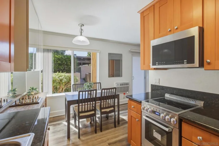 8581 Villa La Jolla #J photo 3