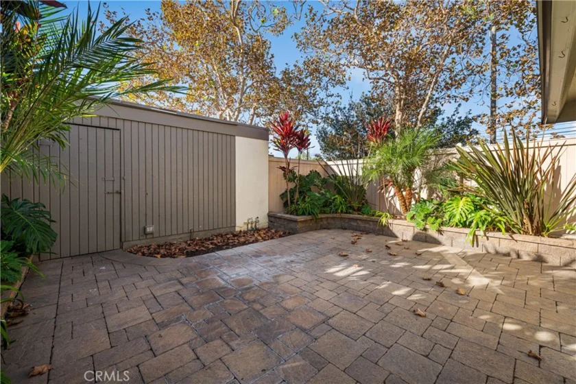 9658 Bloomfield Avenue photo 40