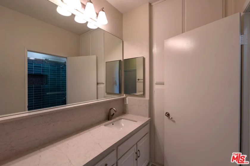 5135 Zelzah Avenue #305 photo 12