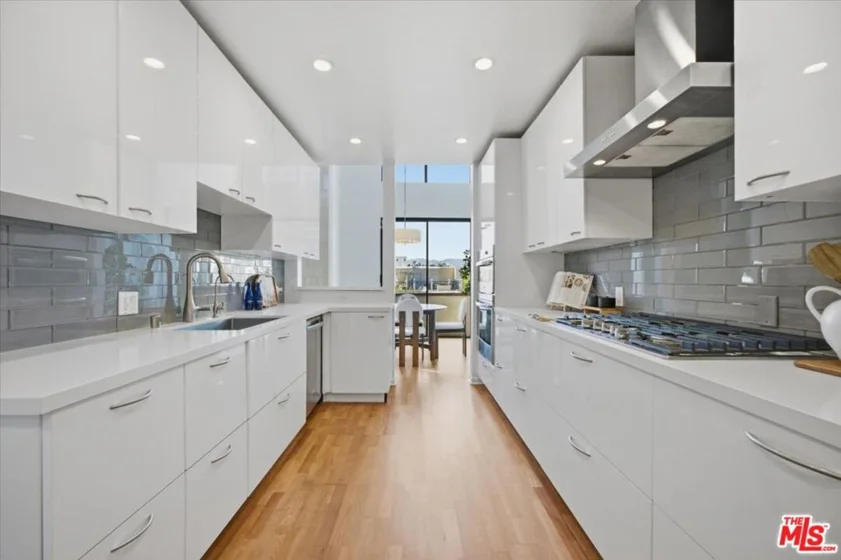 1271 Granville Avenue #402 photo 8