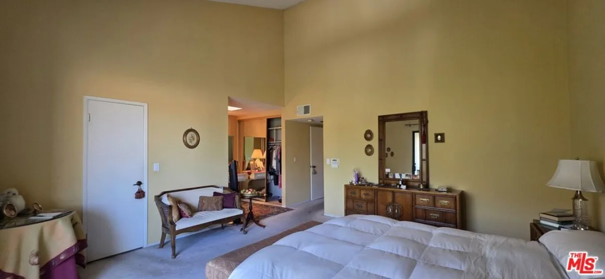 17707 Magnolia Boulevard photo 25