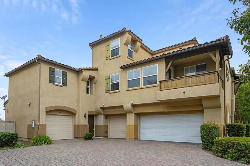 938 Bolex Way photo 1