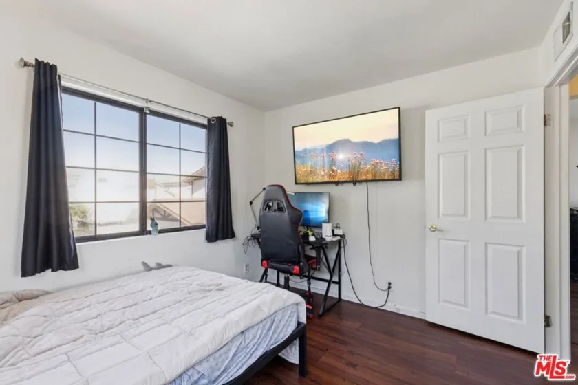 18424 Keswick Street #12 photo 8