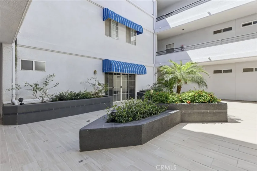 4455 Hazeltine Avenue #208 photo 31