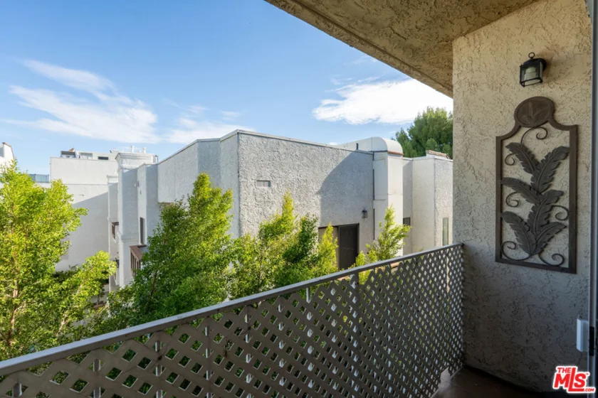 5135 Zelzah Avenue #305 photo 19