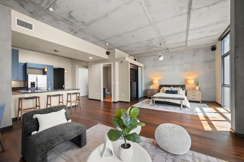 527 10th Avenue #302 photo 2