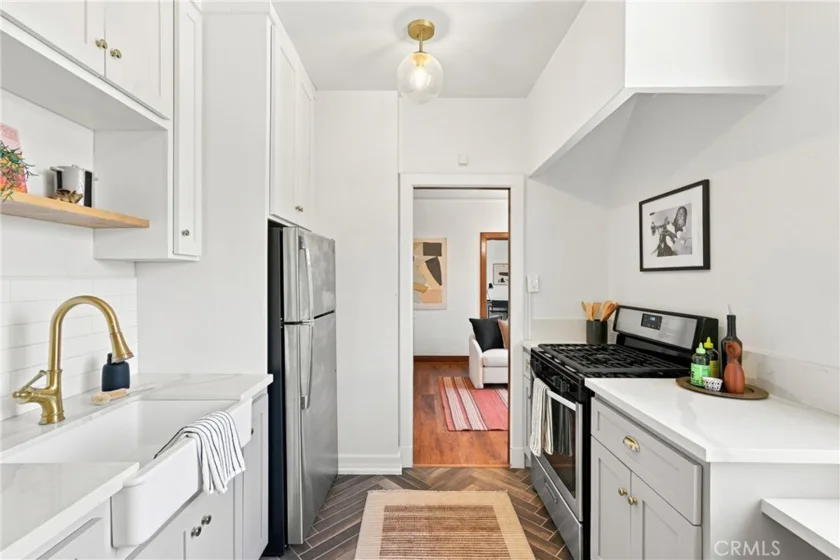 315 W 3rd #401 photo 6