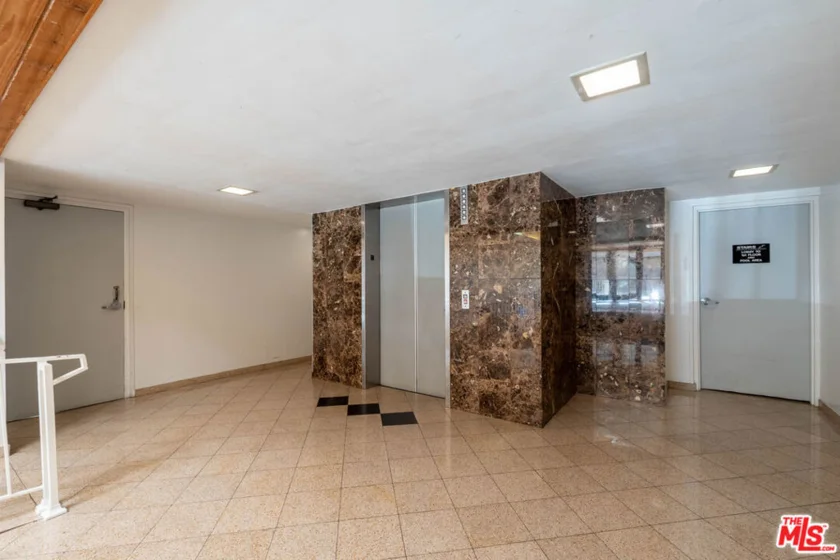 5135 Zelzah Avenue #305 photo 25