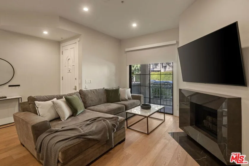 241 S Lasky Drive photo 4