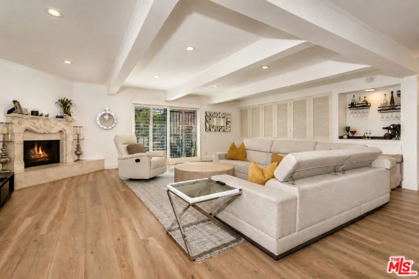 2385 Roscomare Road #D17 photo 2
