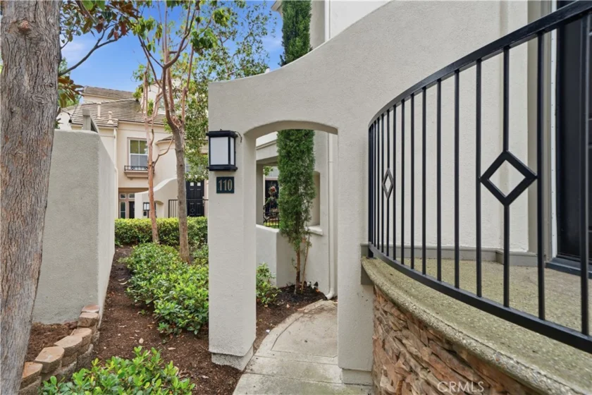 110 La Mirage photo 1