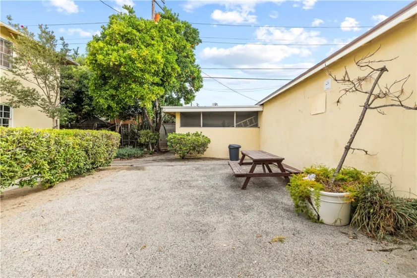527 E Maple photo 35