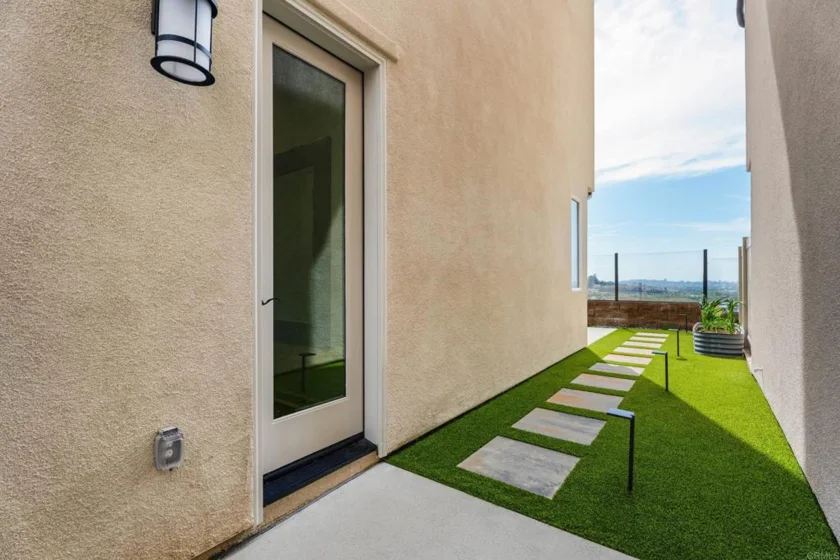 444 Bunsen Street photo 45