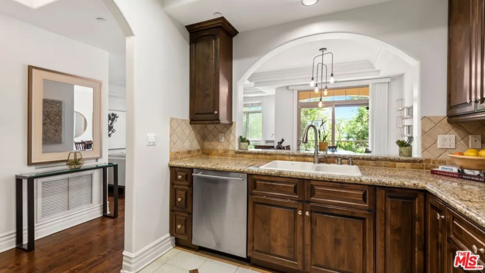 11582 Moorpark Street #104 photo 6