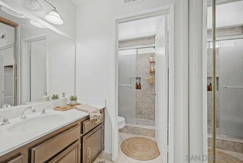 1721 Maxwell #B photo 16