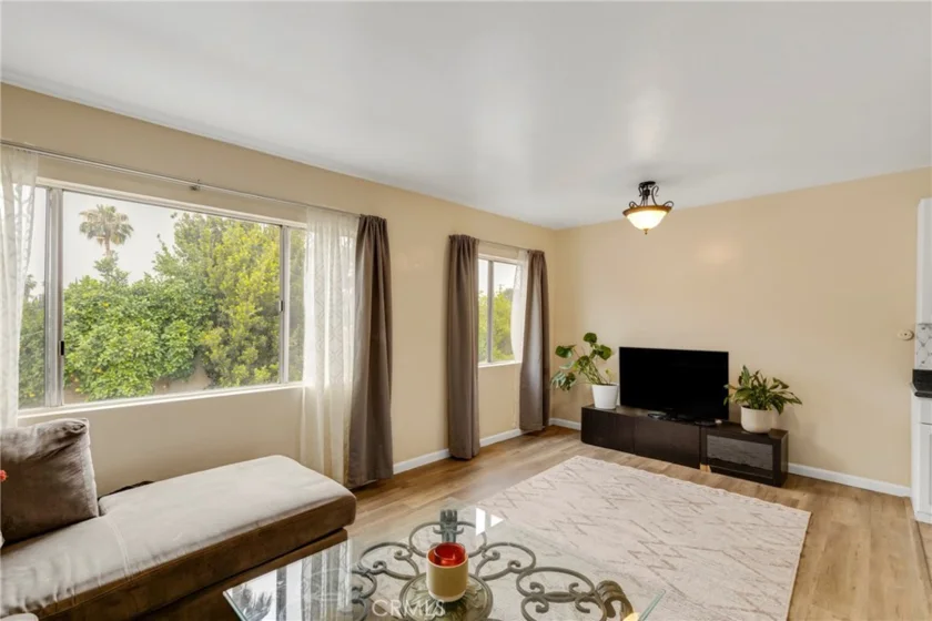 20214 Cohasset Street #16 photo 5