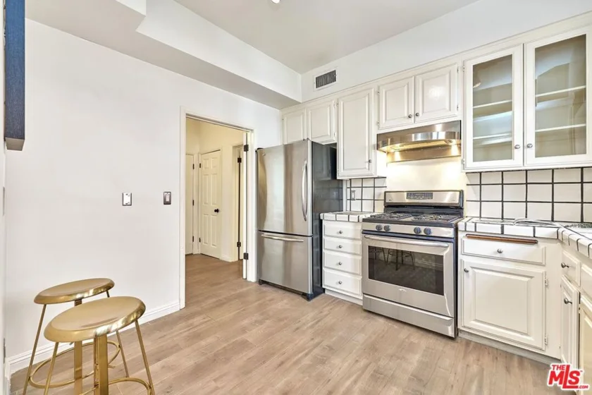 420 S Barrington Avenue #102 photo 4