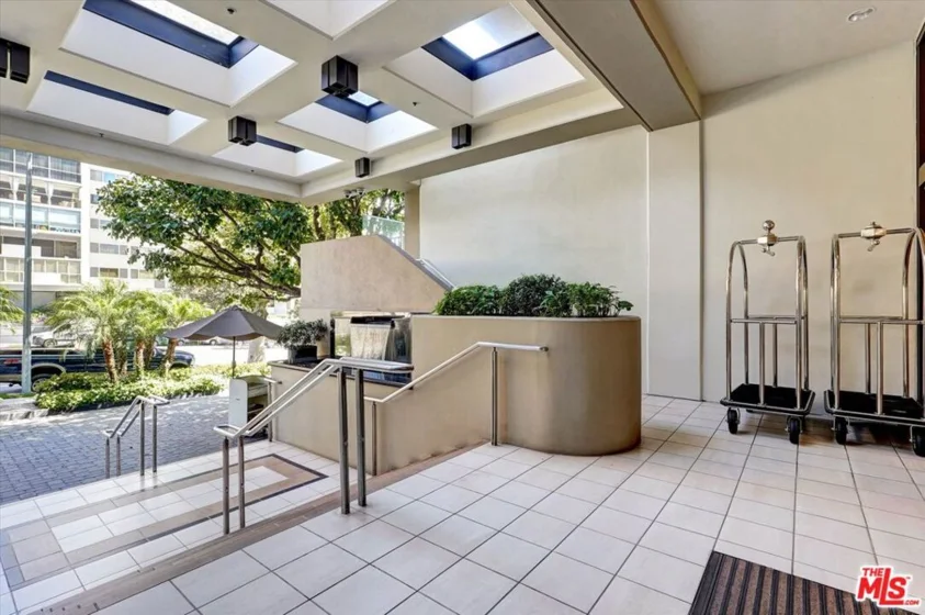 10445 Wilshire Boulevard #504 photo 4