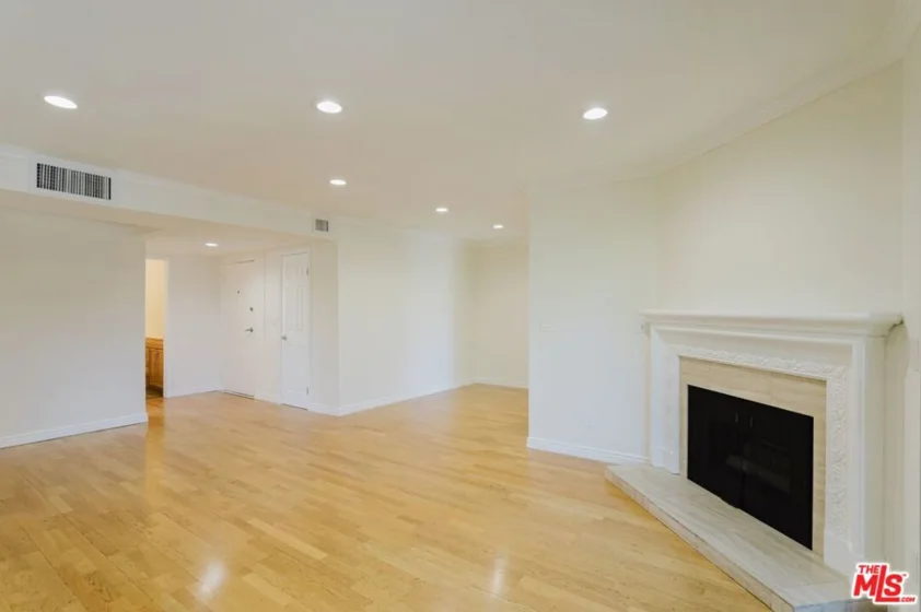 14980 Victory Boulevard #201 photo 6