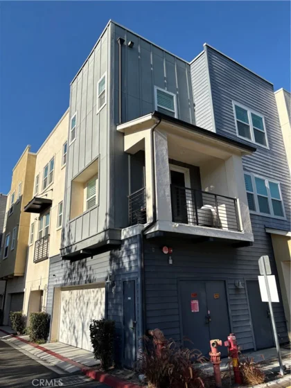 1422 N Harbor photo 2