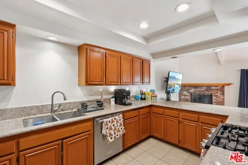 18424 Keswick Street #12 photo 5