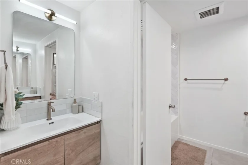 17914 Magnolia Boulevard #135 photo 11