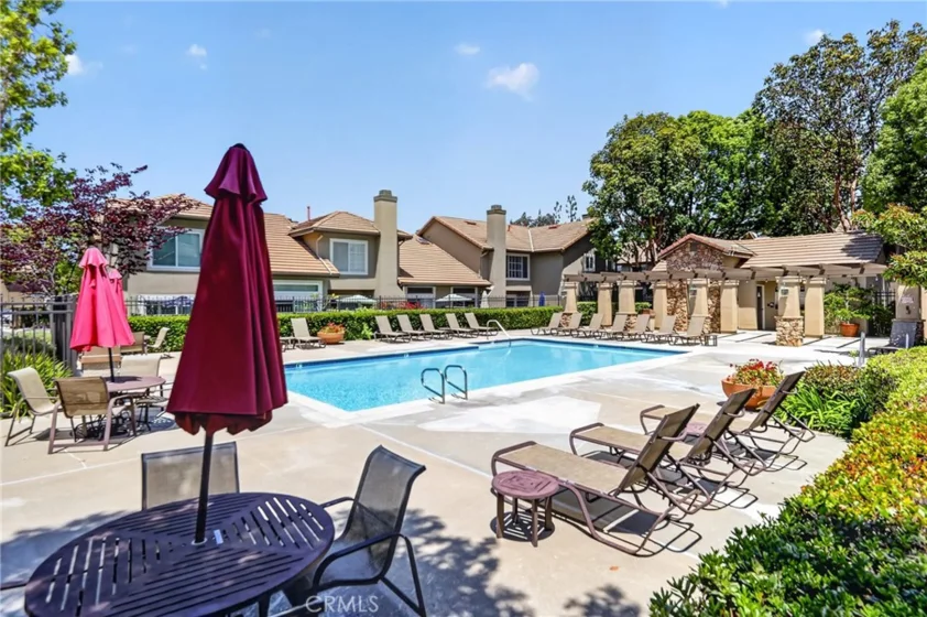 512 S Hollydale photo 44