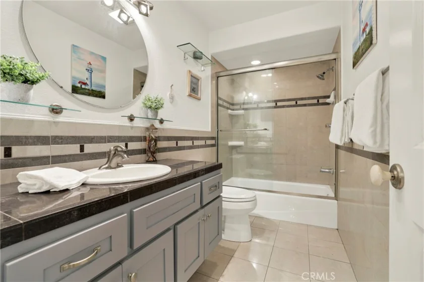 552 N Bellflower #303 photo 17