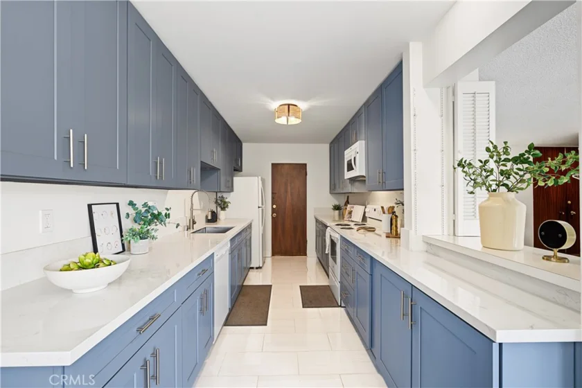 N Laurel Avenue #202 photo 33