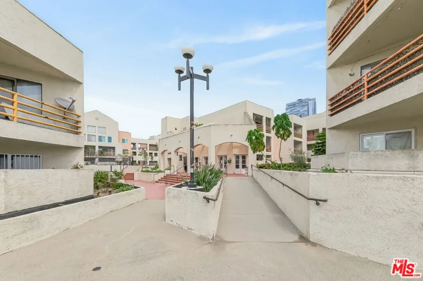 1118 Valencia Street #310 photo 34