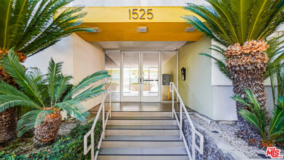 1525 N Hayworth Avenue #204 photo 2