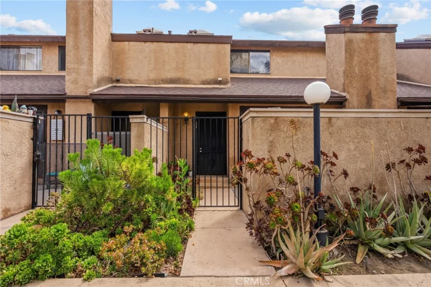 14401 Plummer photo 1