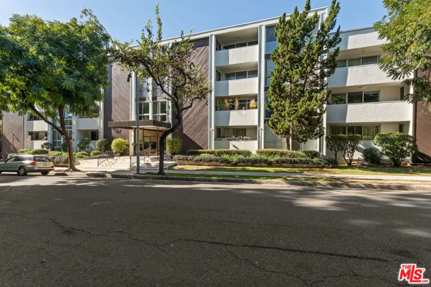 1015 N Kings Road #110 photo 28