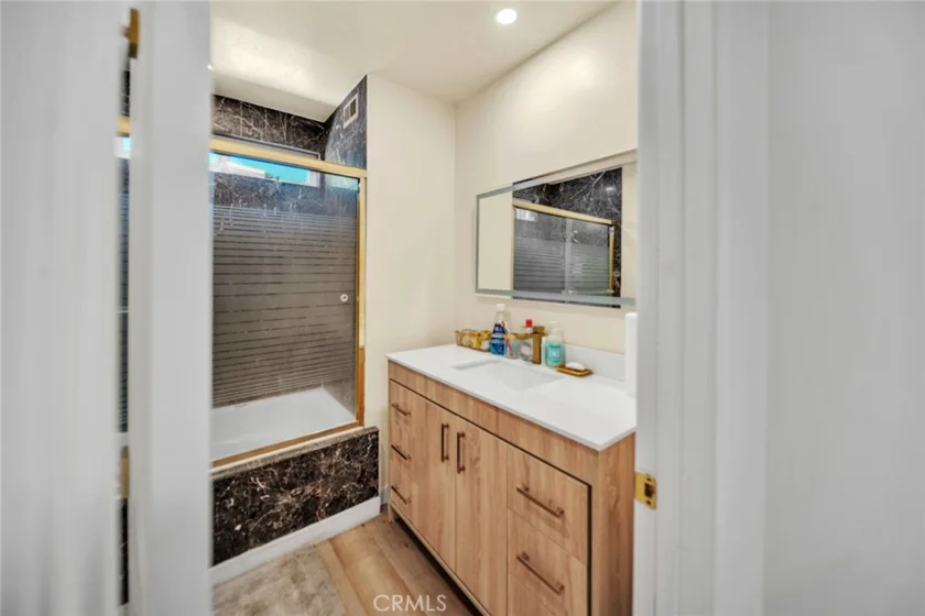 13412 Burbank photo 21