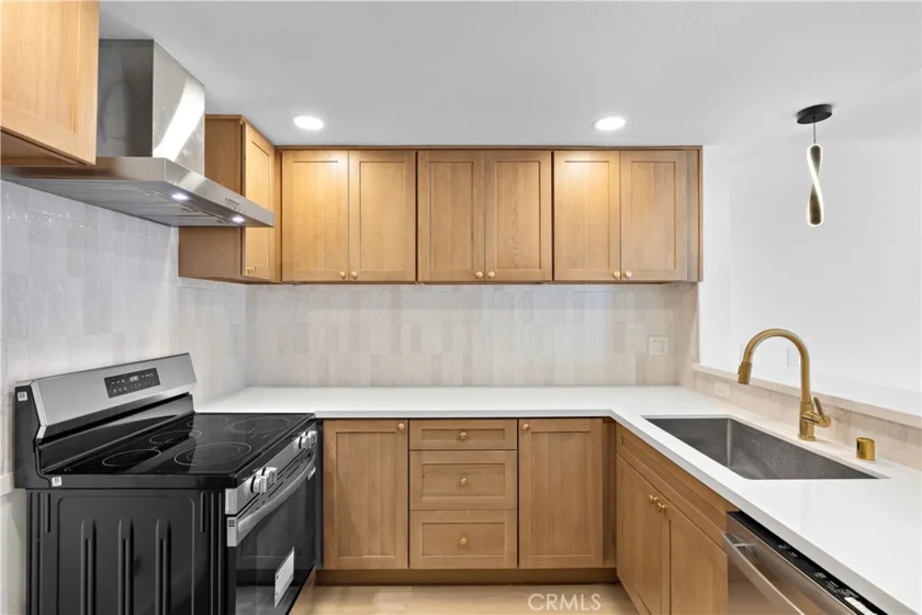 655 W 6th #A photo 8