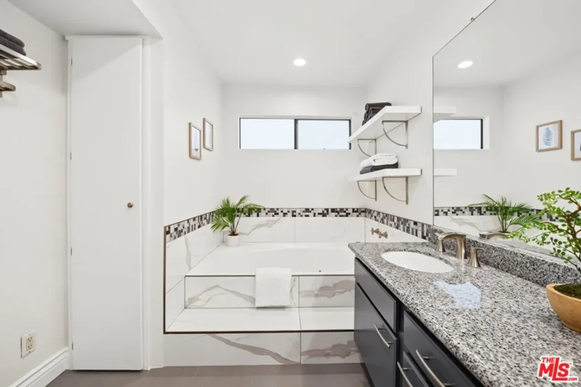 1222 N Kings Road #8 photo 36