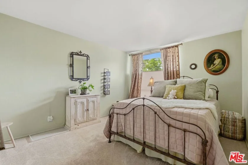 906 N Doheny Drive #221 photo 20