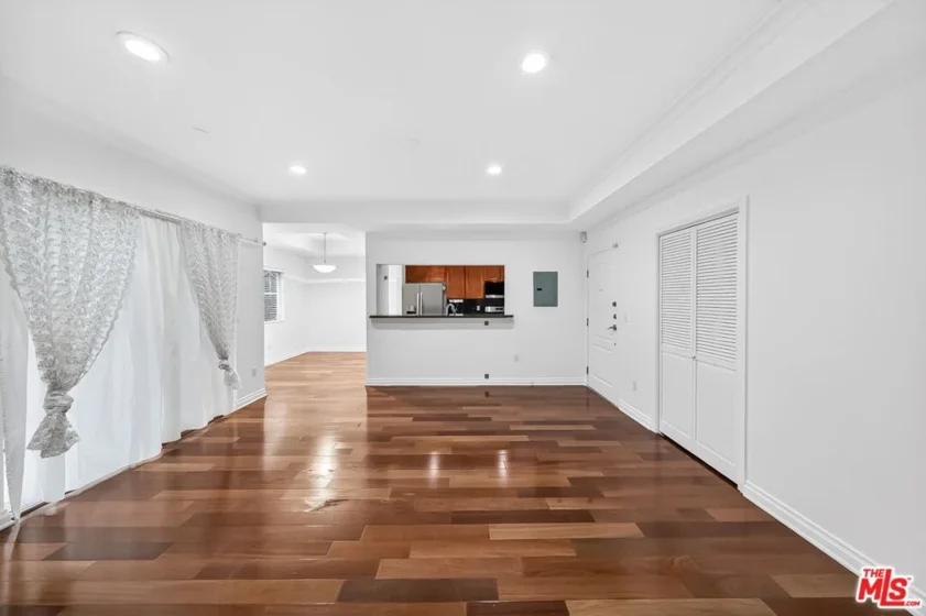 956 S Wilton Place #201 photo 18