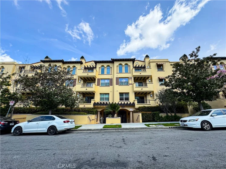 5037 Rosewood Avenue #104 photo 1