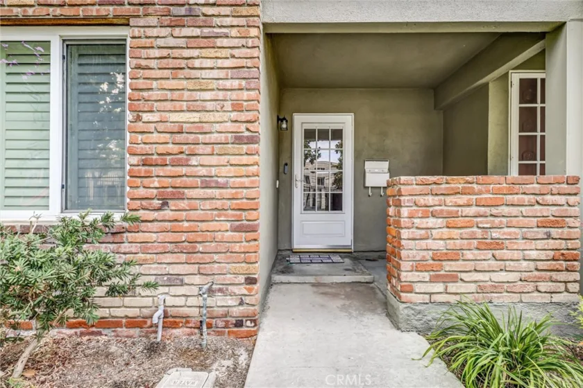 4657 Larwin Avenue photo 2