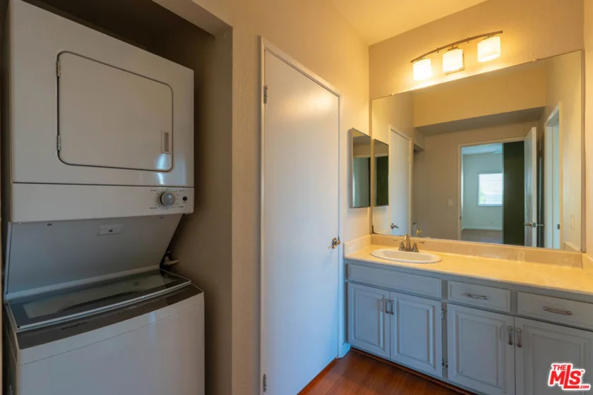 5135 Zelzah Avenue #305 photo 20