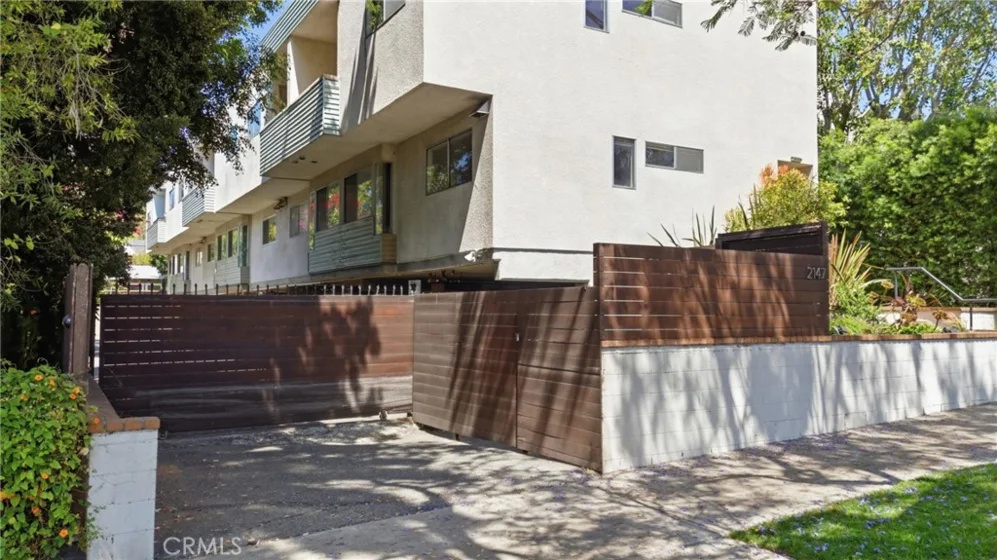 2147 N Beachwood #4 photo 23