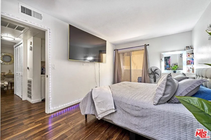 7045 Woodley Avenue #110 photo 7