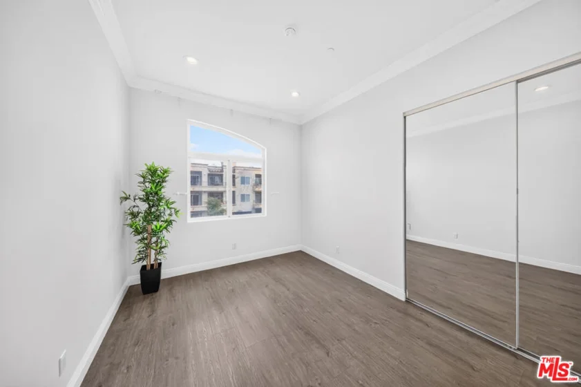 971 S St Andrews Place #301 photo 12