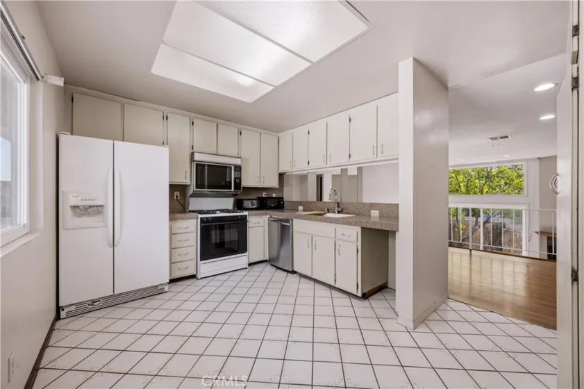 17943 Magnolia Boulevard #16 photo 19