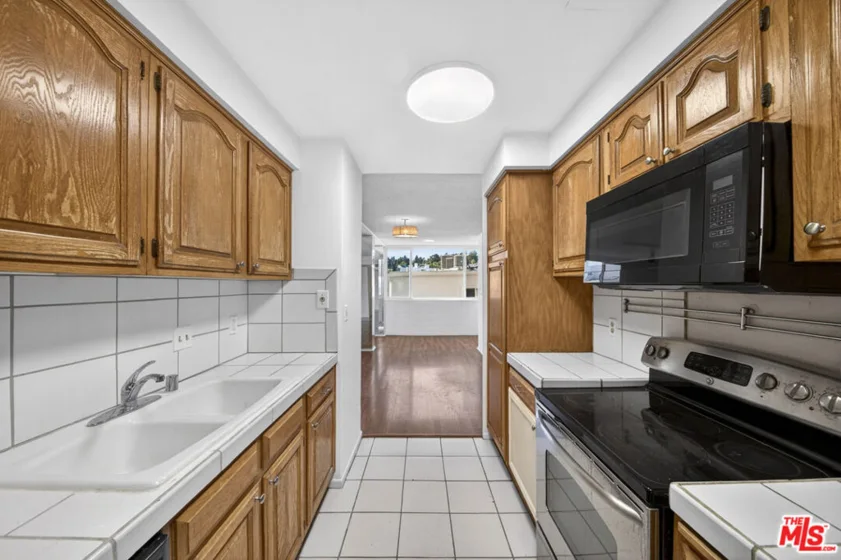 540 Kelton Avenue #402 photo 10