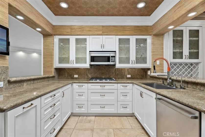 2600 Newport photo 12
