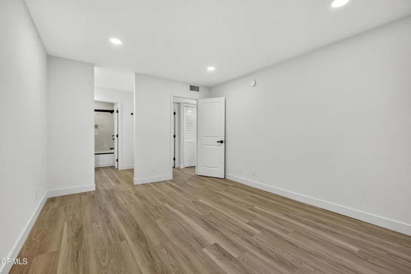 22330 Victory Boulevard #604 photo 7