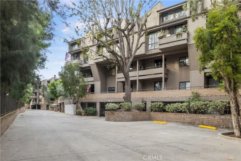 13331 Moorpark Street #328 photo 1